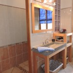 La salle d'eau et douche à l'italienne La salle d'eau du gîte
