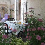 Terrasse et entrée du gîte